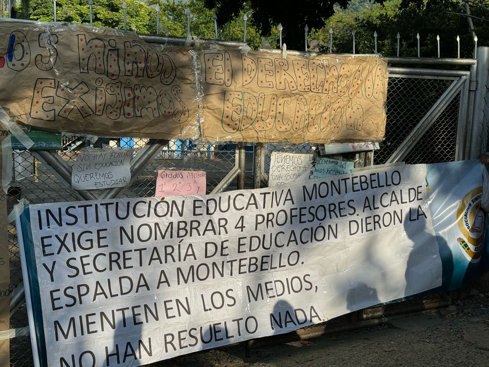 Padres de familia denuncian falta de docentes en institución de Montebello en Cali