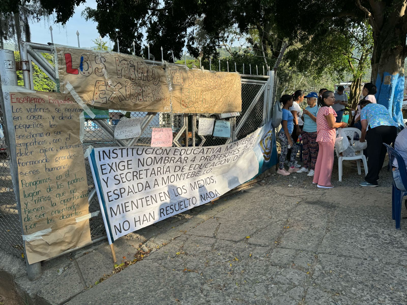 Padres de familia denuncian falta de docentes en institución de Montebello en Cali