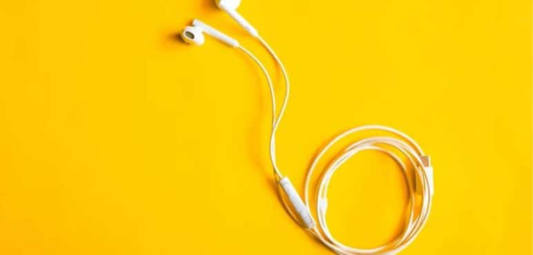¿Por qué no deberías compartir tus audífonos?