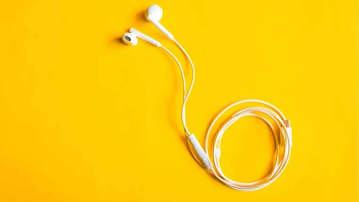 ¿Por qué no deberías compartir tus audífonos?