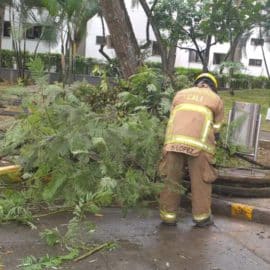 Bomberos atienden emergencia tras fuertes lluvias