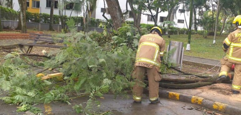 Bomberos atienden emergencia tras fuertes lluvias