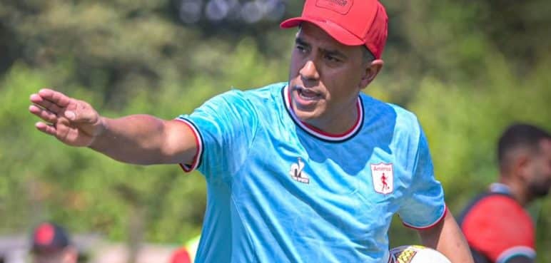América definirá (en las próximas horas) la continuidad de César Farías