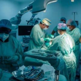 ¡Histórico! Bebé es operado de la columna vertebral dentro del útero de su madre