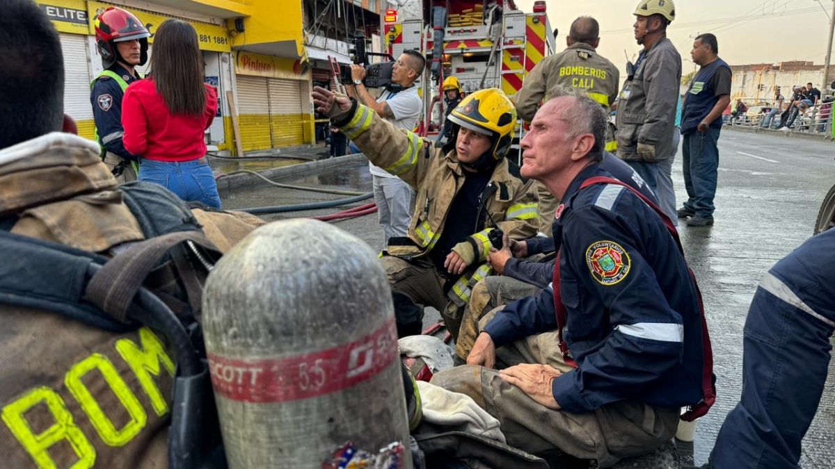 Estos son los bomberos que atendieron el incendio en San Pedro, centro de Cali