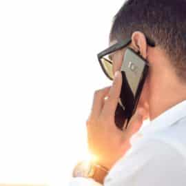 ¿Cómo hacer una llamada telefónica utilizando el asistente de Google?