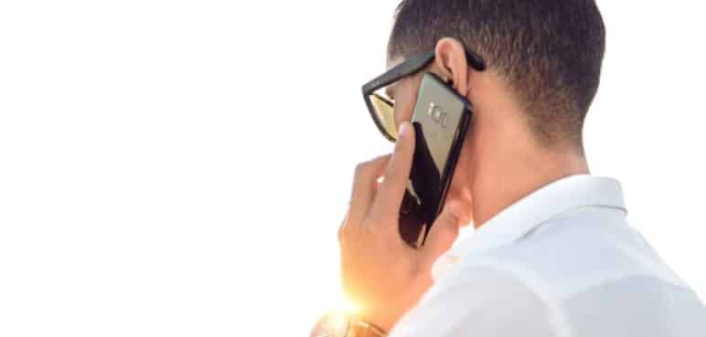 ¿Cómo hacer una llamada telefónica utilizando el asistente de Google?