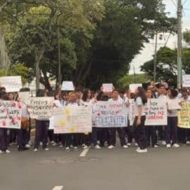 Estudiantes del colegio José María Carbonell en Cali protestan por falta de docentes