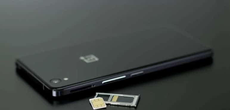 ¿Es mejor usar una SIM local o el 'roaming' al viajar al extranjero?