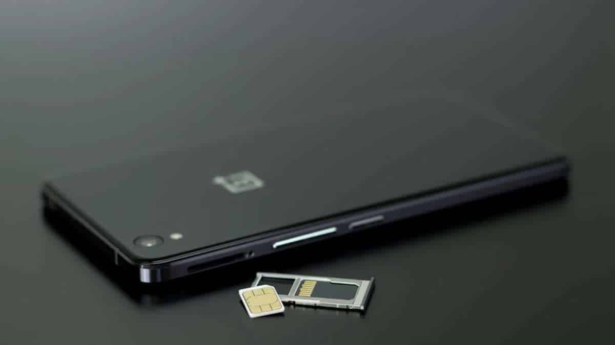 ¿Cargar el celular al 100% y dejarlo conectado consume energía?