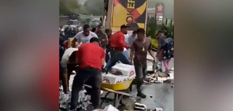 Roban varias botellas de cerveza tras volcamiento de camión en Rosas, Cauca