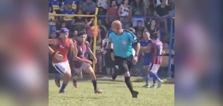 Video: Árbitro casi es linchado en un partido de liga regional