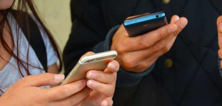 Más de 20 colegios privados prohibirán el uso de celulares en sus instalaciones