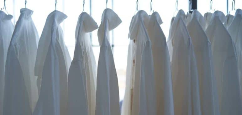'Tips' caseros (que no conocía) para no tener manchas amarillas en ropa blanca