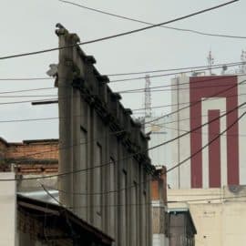 Atención: Vivienda abandonada en el centro de Cali en riesgo de derrumbarse