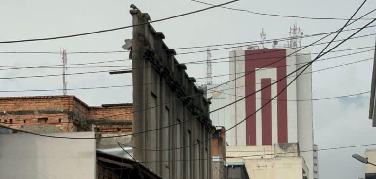 Atención: Vivienda abandonada en el centro de Cali en riesgo de derrumbarse